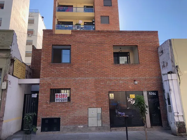 CASEROS 1140 DUPLEX DE DOS DORMITORIOS CON PATIO