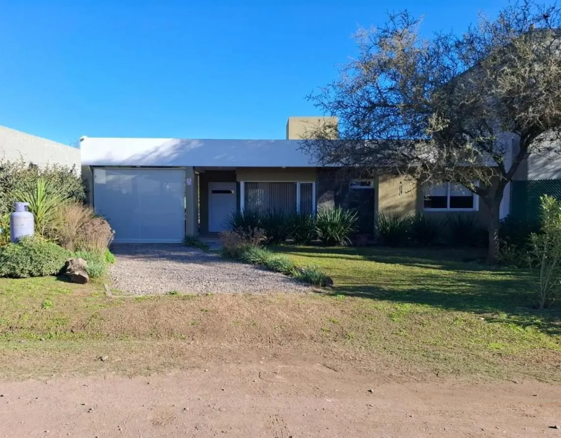 Se vende casa 2 dormit con pileta en Villa Catalina - primera etapa