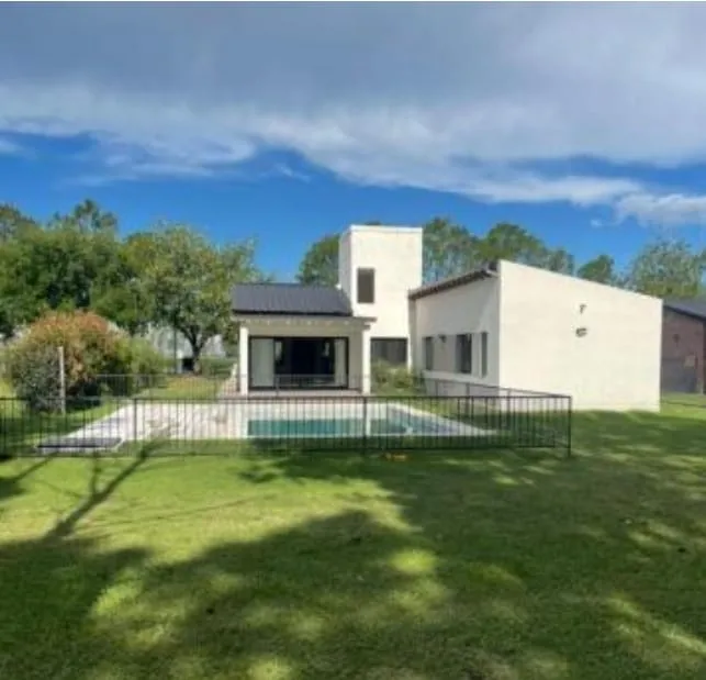 CASA EN UNA PLANTA CON LOTE PROPIO Y PILETA EN CHACRAS DE LA VILLA – VILLA ALLENDE