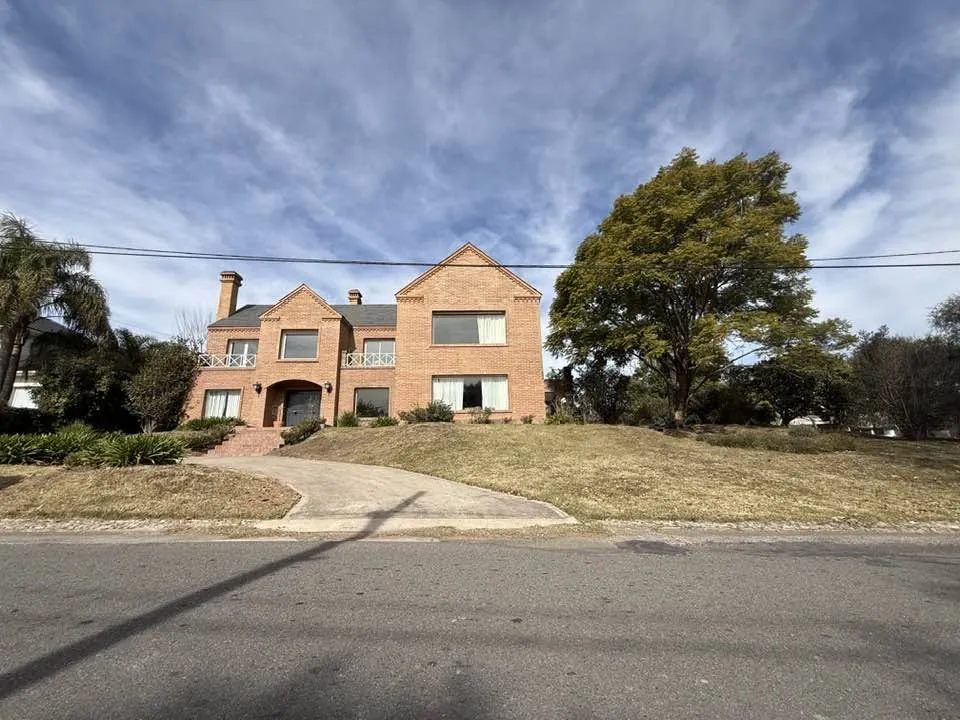 Las Delicias Gran casa en venta, 4 dormitorios, dependencia de servicio,5 baños,pileta,quincho