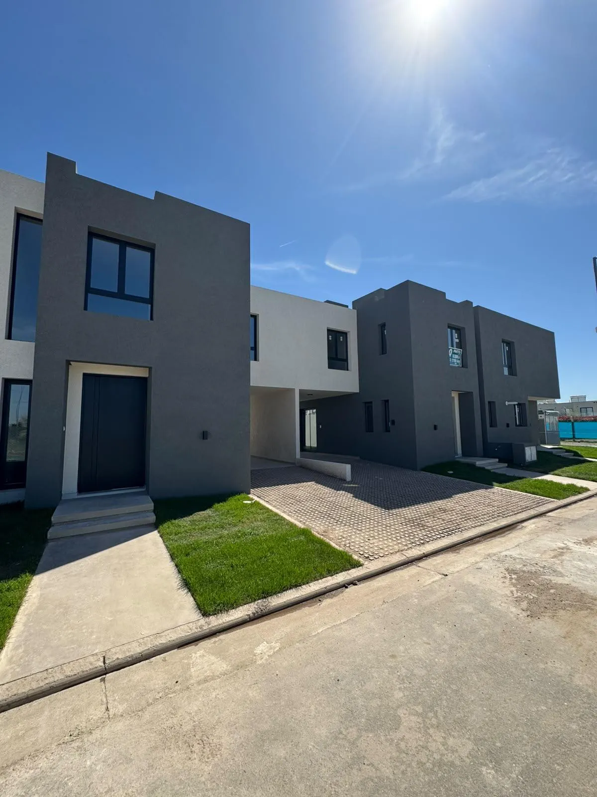 Venta Dúplex 3 Dormitorios c Calefacción Central y Parquización en Manantiales