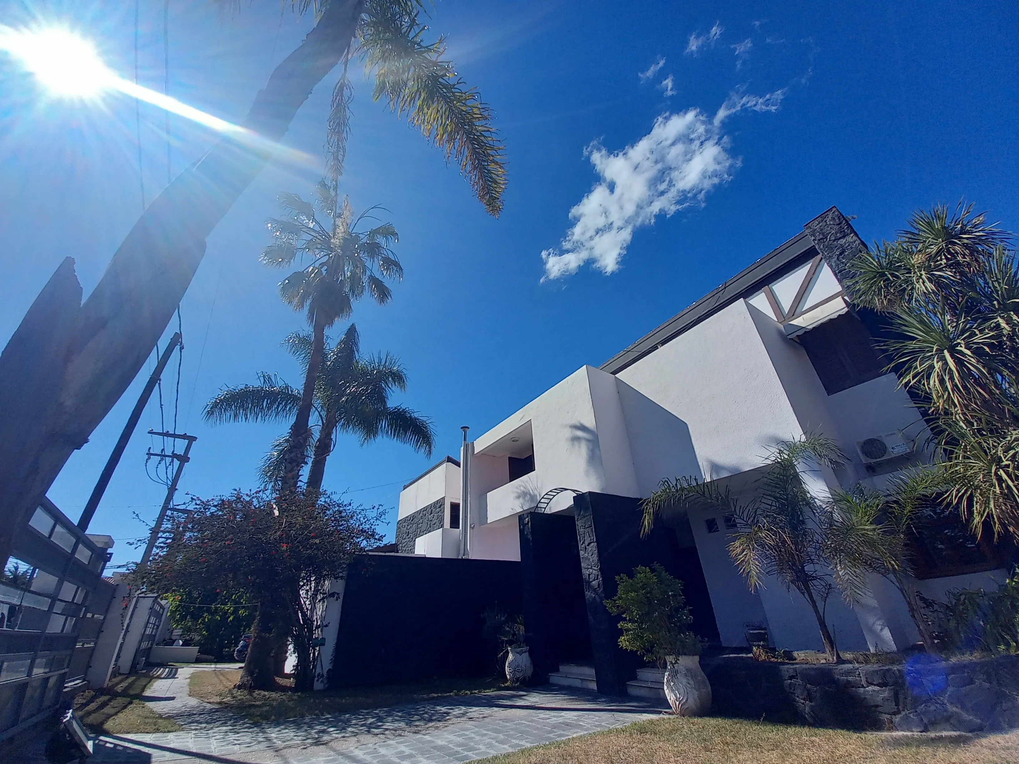 CASA DE CATEGORÍA EN VENTA EN COSTA AZUL VILLA CARLOS PAZ