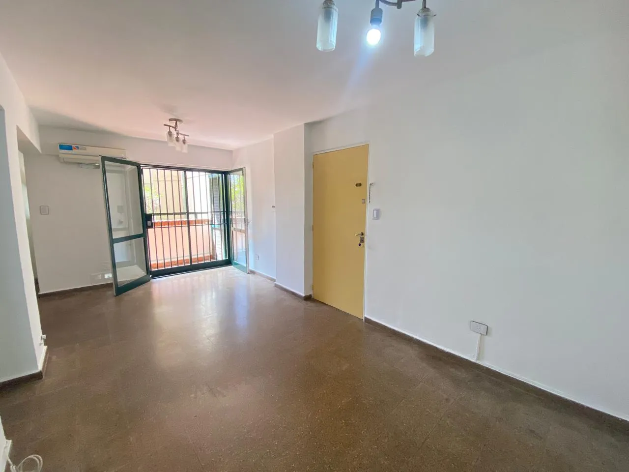 ¡DEPARTAMENTO EN ALQUILER - EXCELENTE UBICACIÓN Y LUMINOSIDAD!