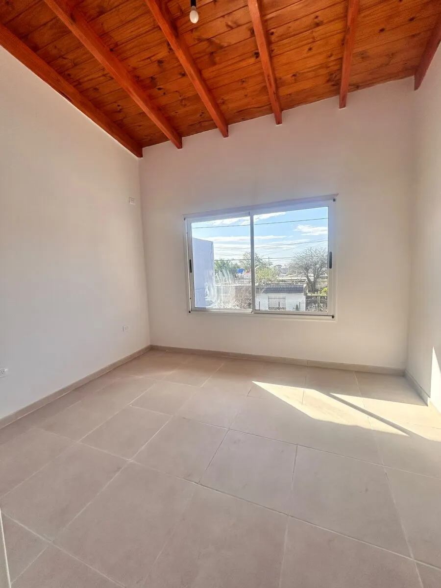 ALQUILER dpto planta alta con patio en zona sur