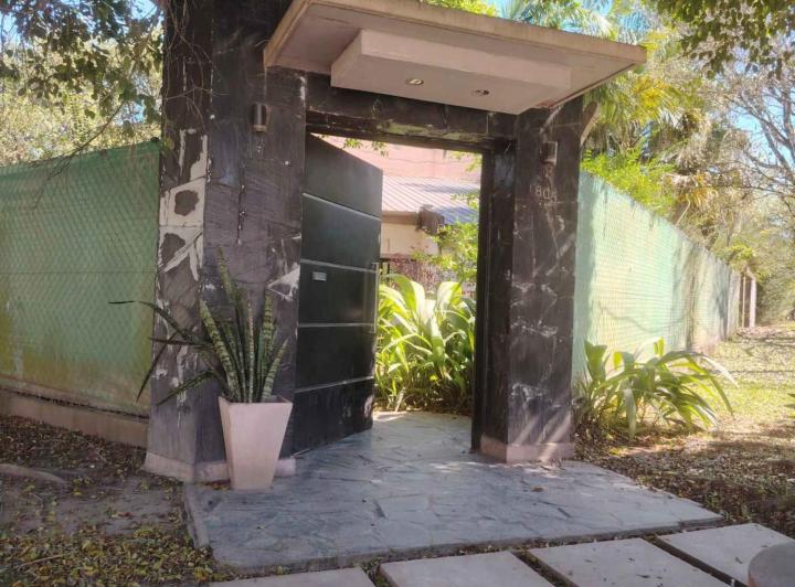 Casa · 310m² · 10 Ambientes · 4 Cocheras