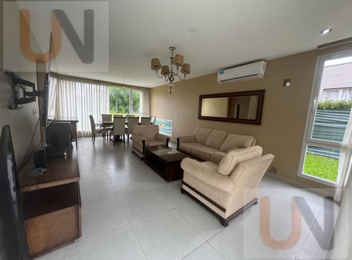 Casa · 300m² · 6 Ambientes · 1 Cochera