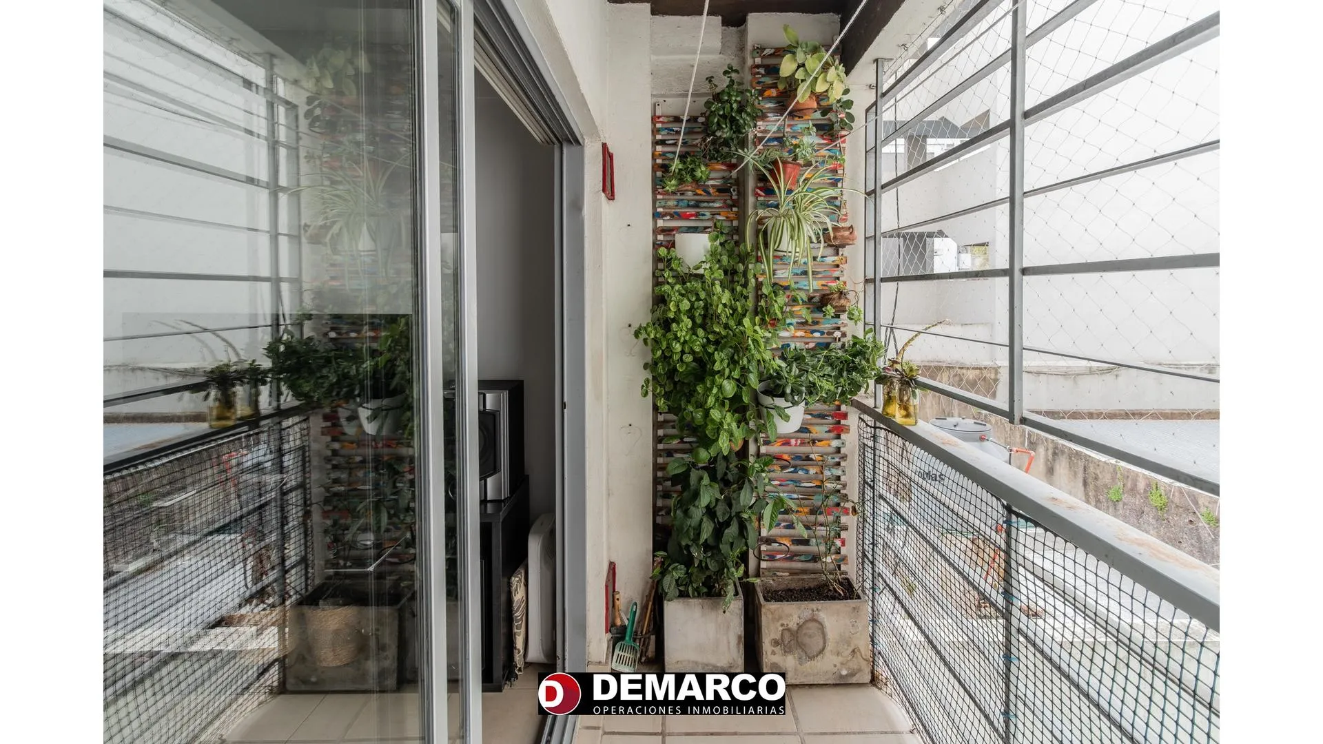 Departamento de 2 ambientes con balcón y cochera en Paternal