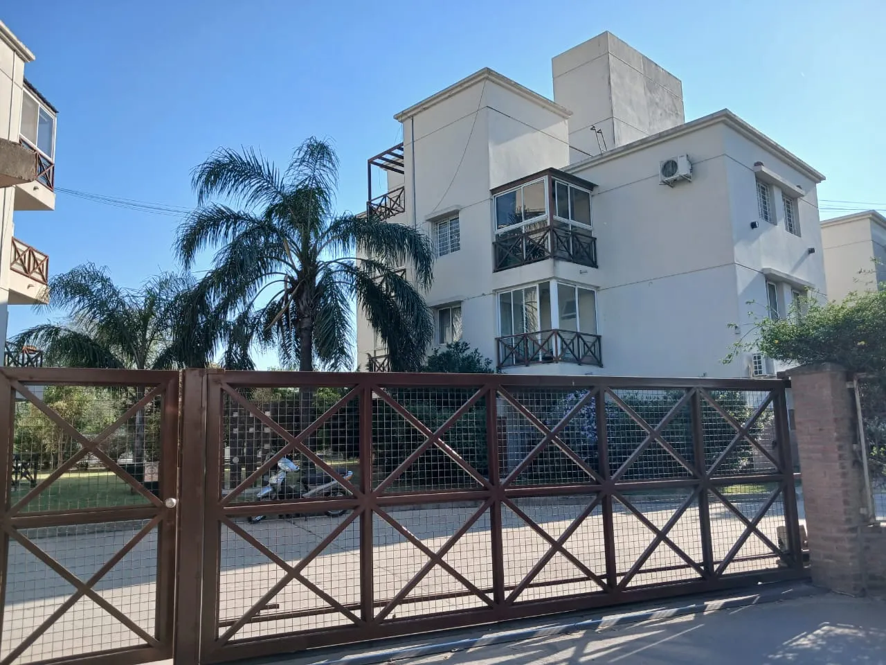 ALQUILO DEPARTAMENTO DE 2 DORMITORIOS CON COCHERA EN BARRIO RESIDENCIAL SAN CARLOS