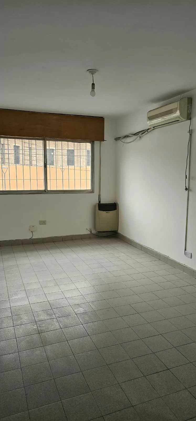B° GUEMES, FRENTE AL PASEO GUEMES, ideal para caminar, con juegos, a una cuadra de Av. V. Sarsfield, 1 dormitorio c/placard, baño completo, cocina separada, L/comedor, luminoso y amplio