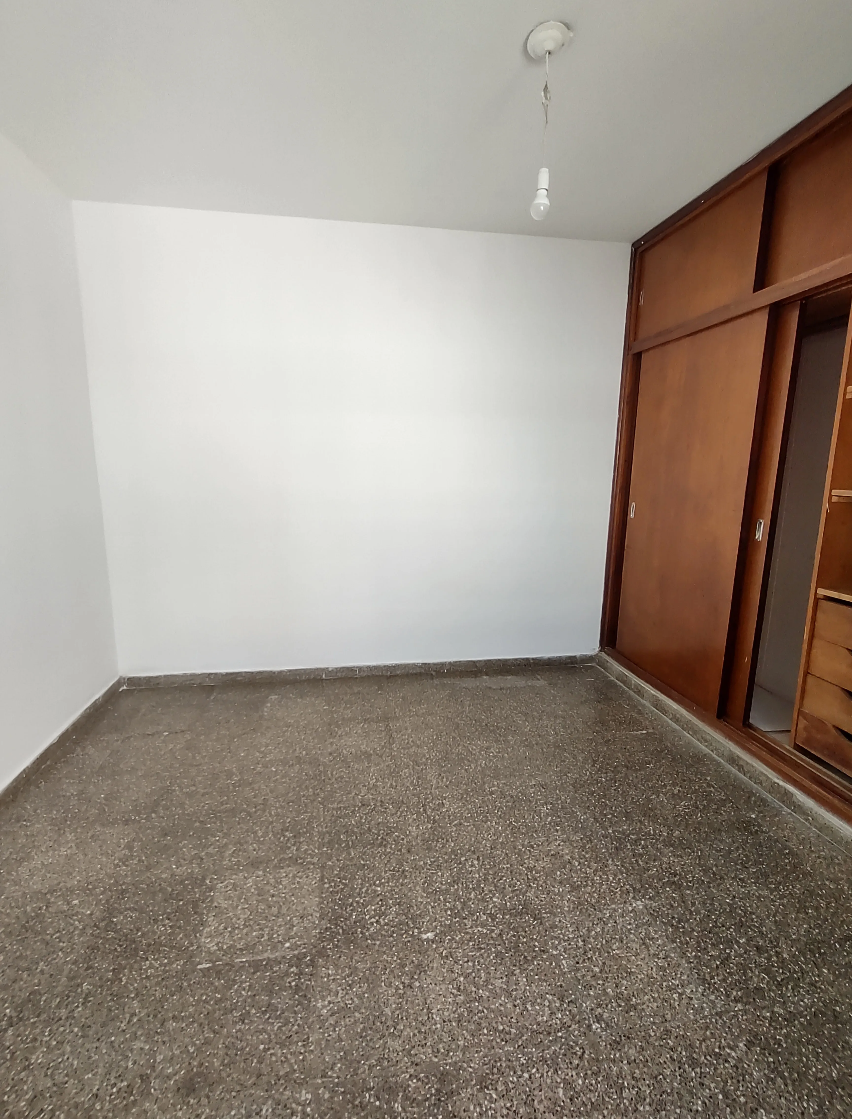 B° Villa Cabrera, cocina comedor, 2 dorm con placard, patio, cochera.