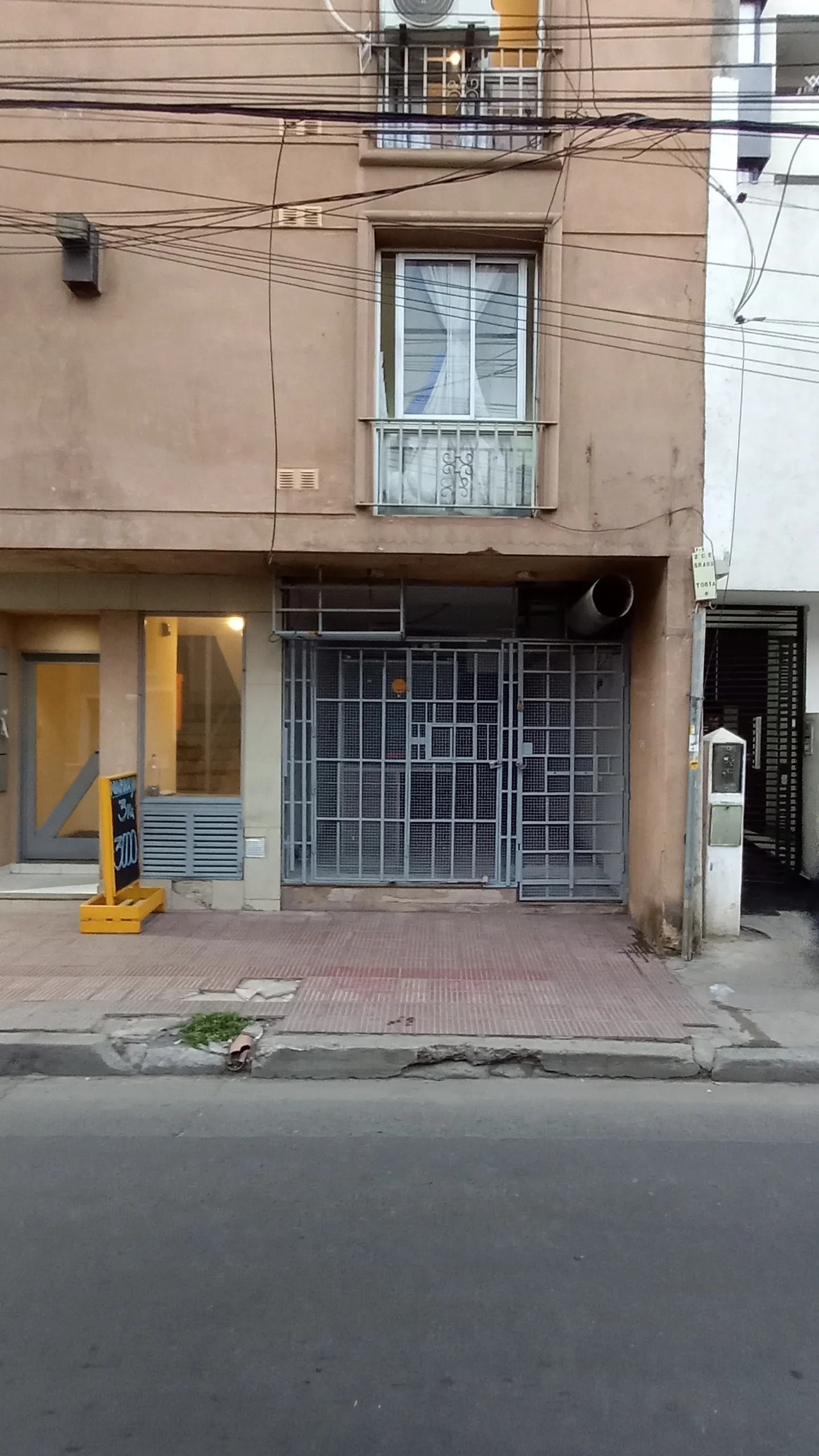 Se alquila local comercial