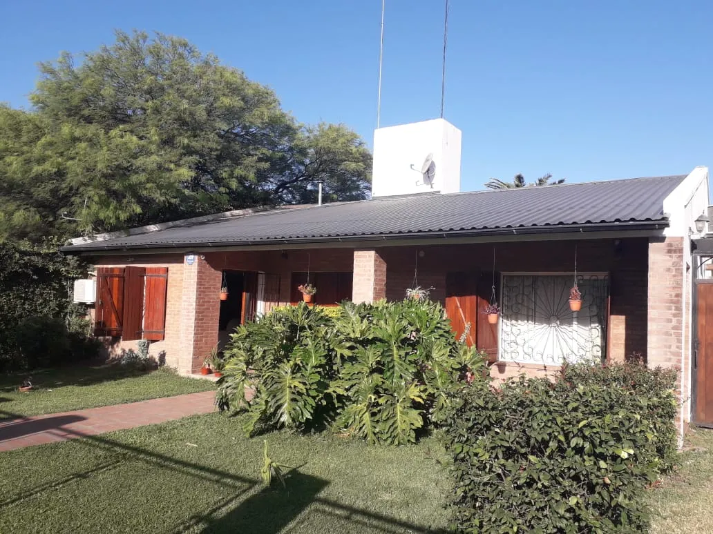 Excelente Casa Familiar de 4 Dormitorios con Gran Patio y Cochera Quintuple | Sobre Avenida E. Bodereau