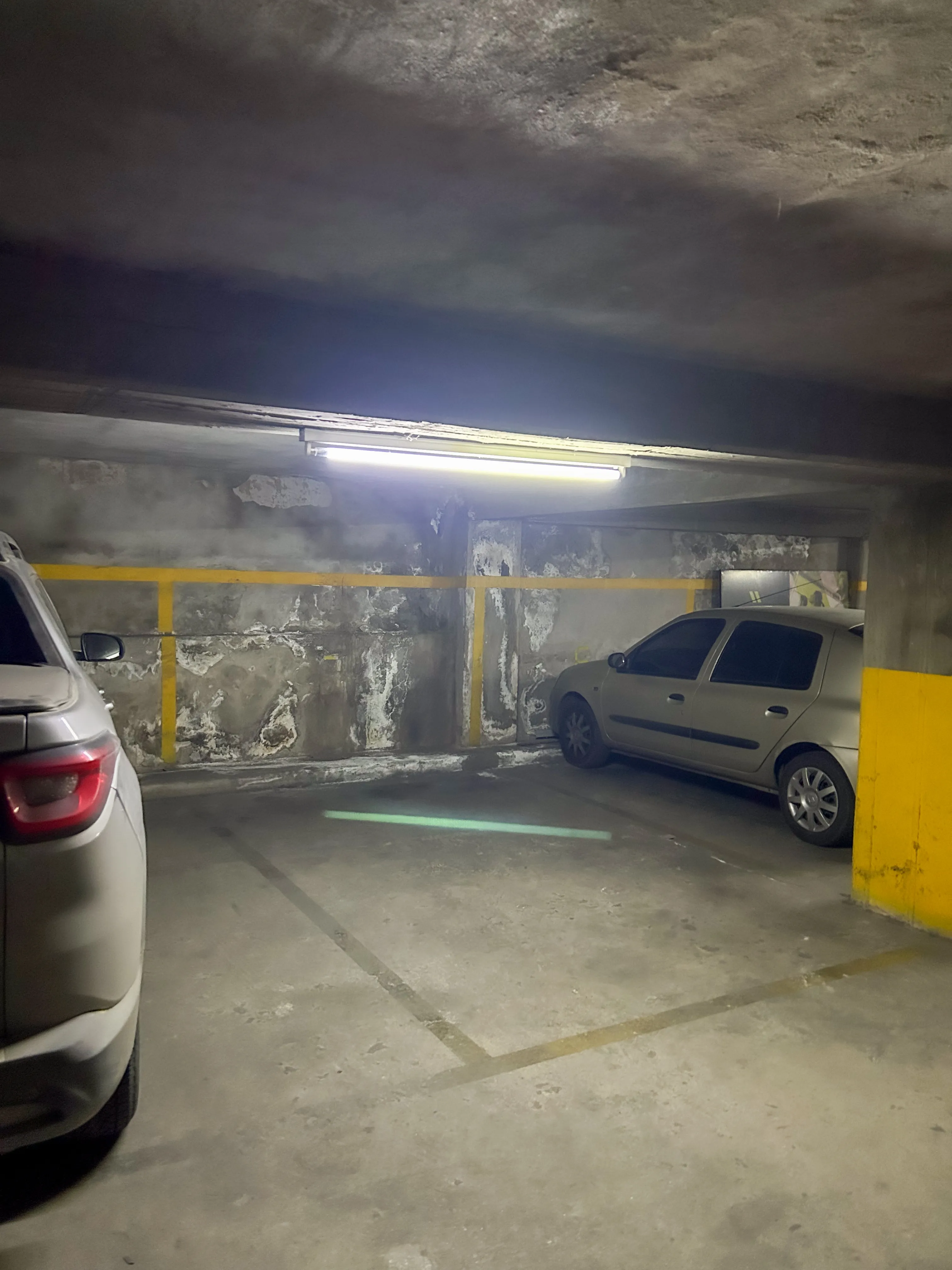 Alquiler cochera Obispo Oro casi Chacabuco Dueño directo portón levadizo.