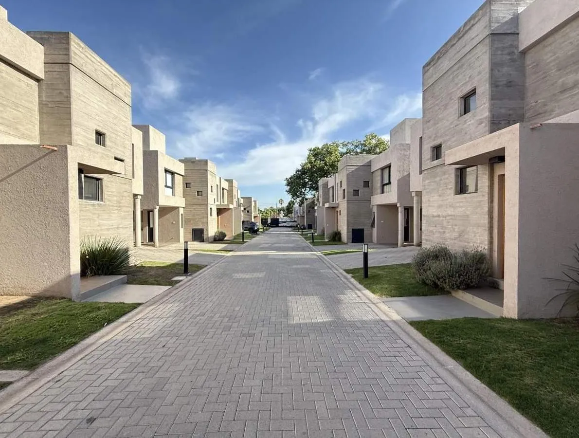 VENTA  DÚPLEX  EN HOUSING CASA NORTE  ARGELLO