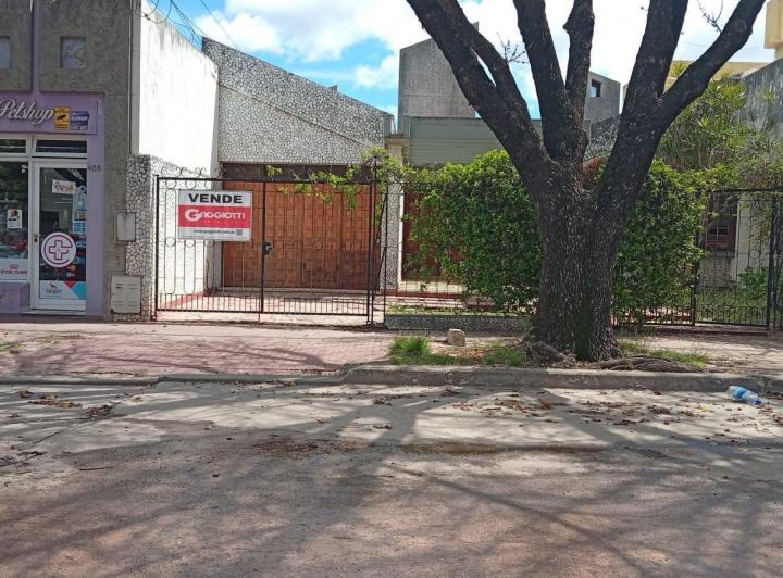 Casa · 325m² · 6 Ambientes · 1 Cochera