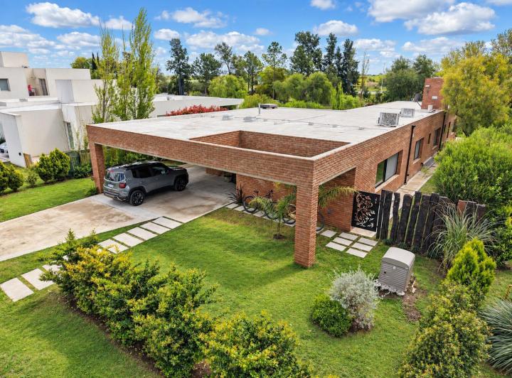 Casa · 200m² · 7 Ambientes · 4 Cocheras