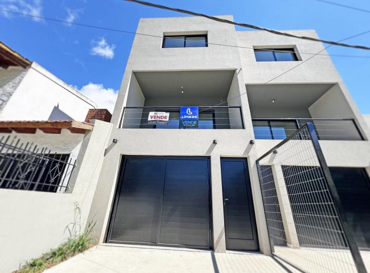 Casa · 140m² · 2 Dormitorios · 2 Cocheras
