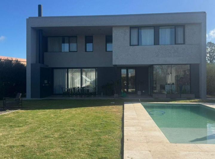 Casa · 180m² · 4 Ambientes · 2 Cocheras