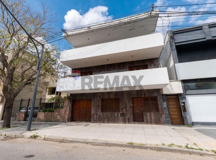 Casa · 300m² · 8 Ambientes · 1 Cochera