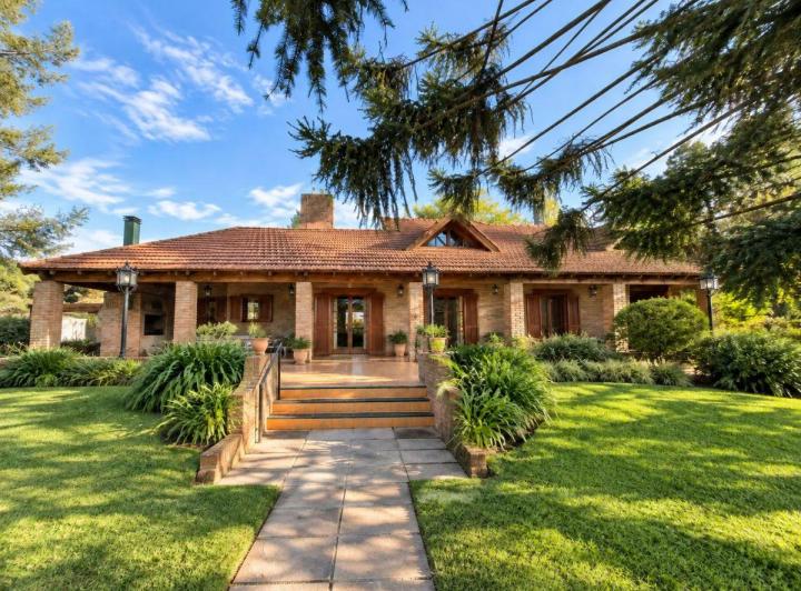 Casa · 210m² · 7 Ambientes · 2 Cocheras