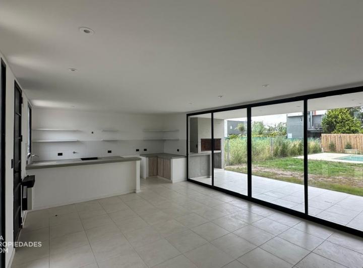 Casa · 115m² · 5 Ambientes · 2 Cocheras