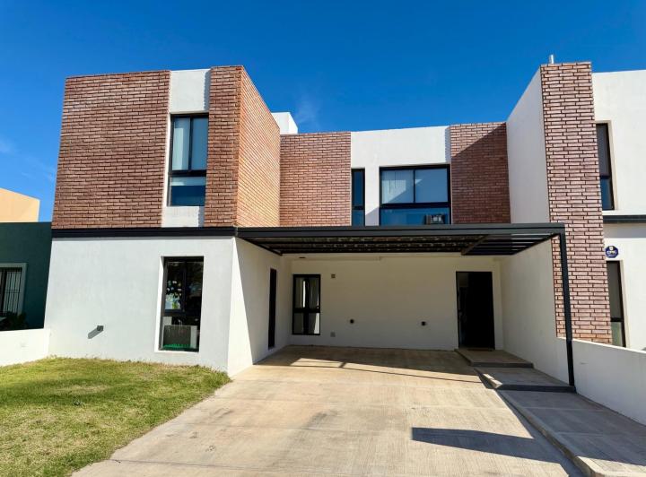 Casa · 220m² · 4 Ambientes · 2 Cocheras