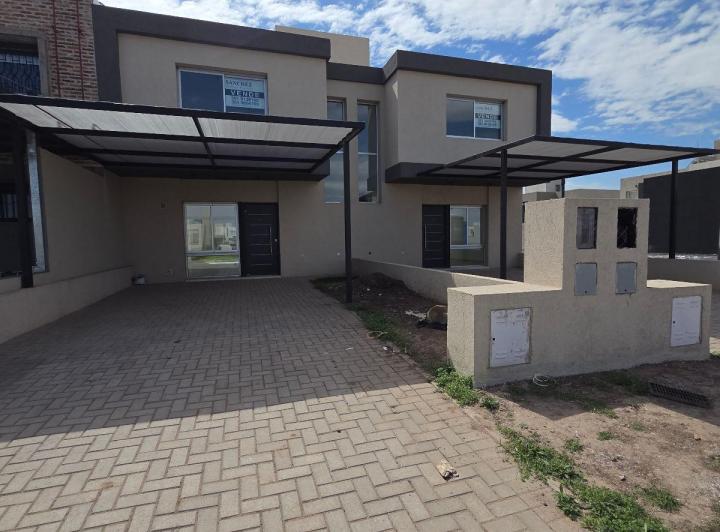 Casa · 130m² · 5 Ambientes · 2 Cocheras
