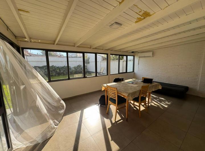 Casa · 242m² · 9 Ambientes · 1 Cochera