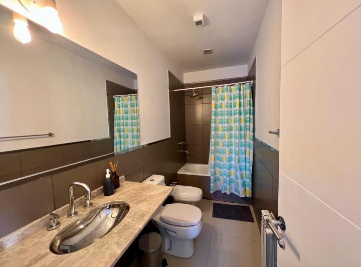 Casa · 180m² · 6 Ambientes · 2 Cocheras