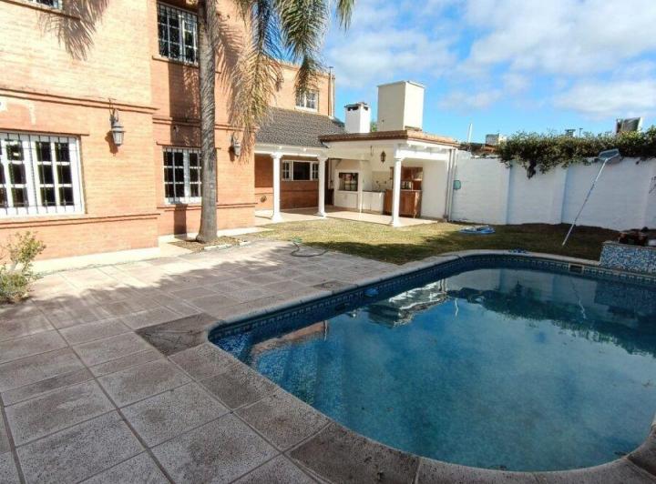 Casa · 271m² · 3 Ambientes · 1 Cochera