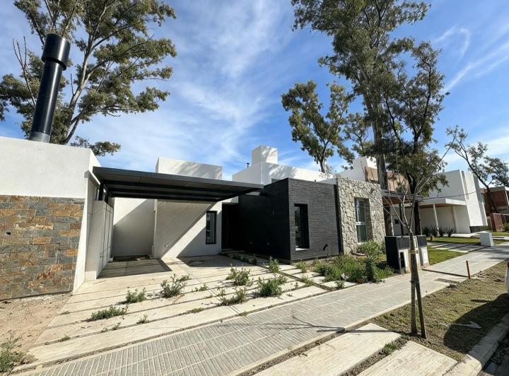 Casa · 250m² · 3 Dormitorios · 2 Cocheras