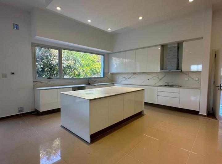 Casa · 700m² · 6 Ambientes · 2 Cocheras