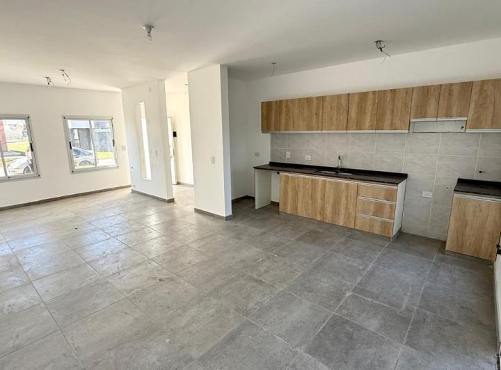 Casa · 69m² · 4 Ambientes · 2 Cocheras