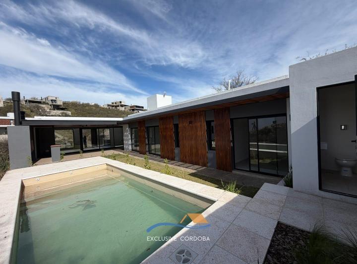 Casa · 311m² · 4 Ambientes · 2 Cocheras