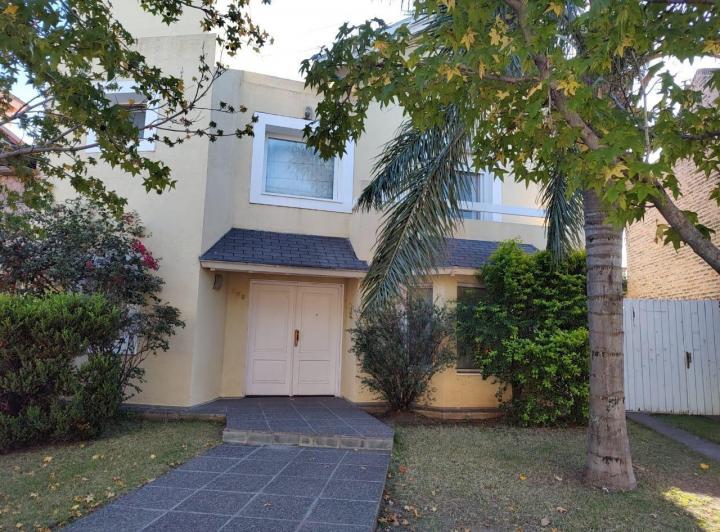 Casa · 298m² · 3 Ambientes · 2 Cocheras