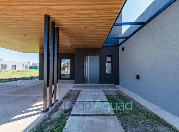 Casa · 136m² · 3 Ambientes · 2 Cocheras