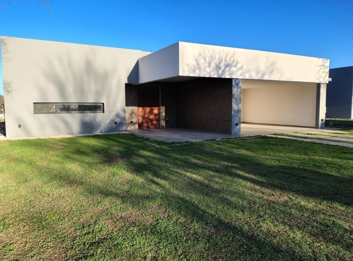 Casa · 232m² · 3 Ambientes · 2 Cocheras