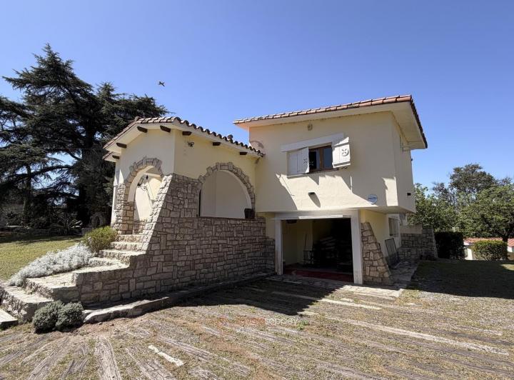 Casa · 250m² · 2 Dormitorios · 2 Cocheras