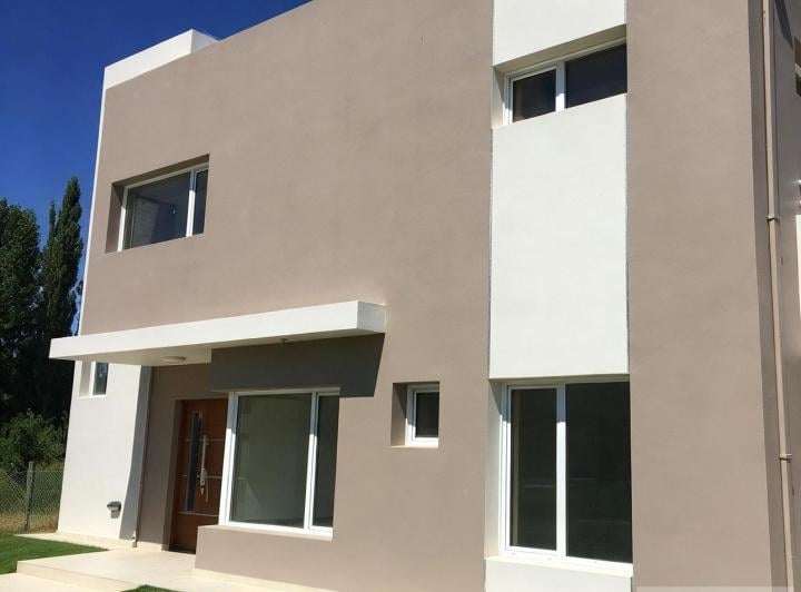 Casa · 1000m² · 6 Ambientes · 2 Cocheras