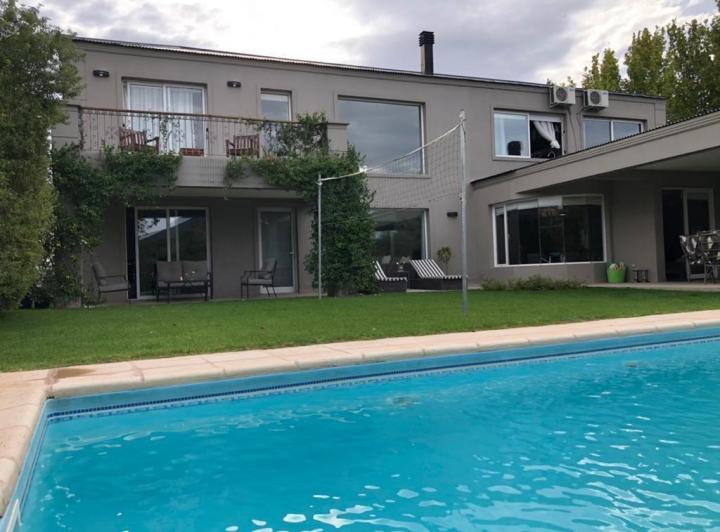 Casa · 420m² · 8 Ambientes · 2 Cocheras