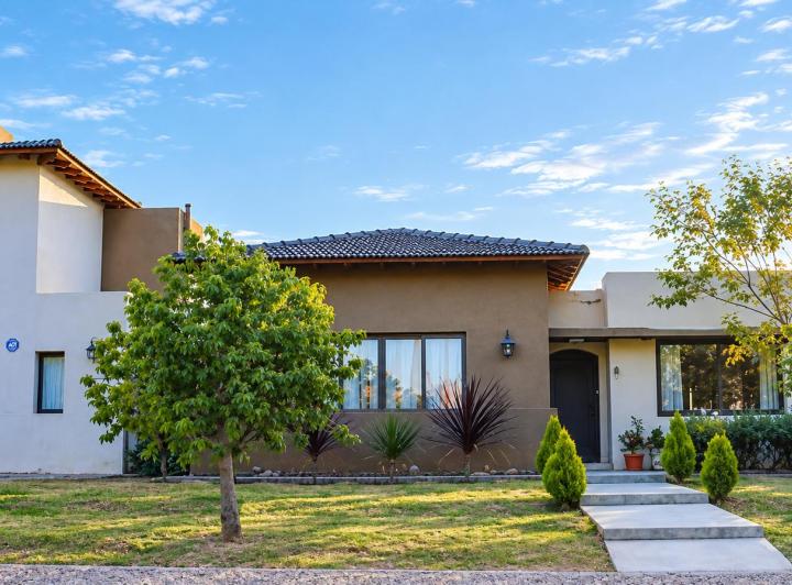 Casa · 330m² · 11 Ambientes · 2 Cocheras