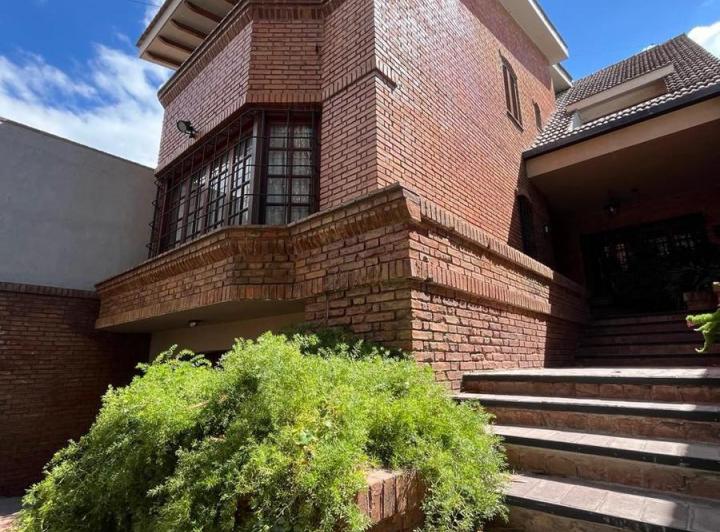 Casa · 350m² · 6 Ambientes · 2 Cocheras