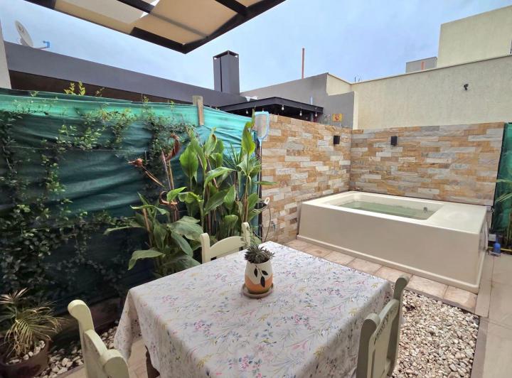 Casa · 80m² · 4 Ambientes · 2 Cocheras