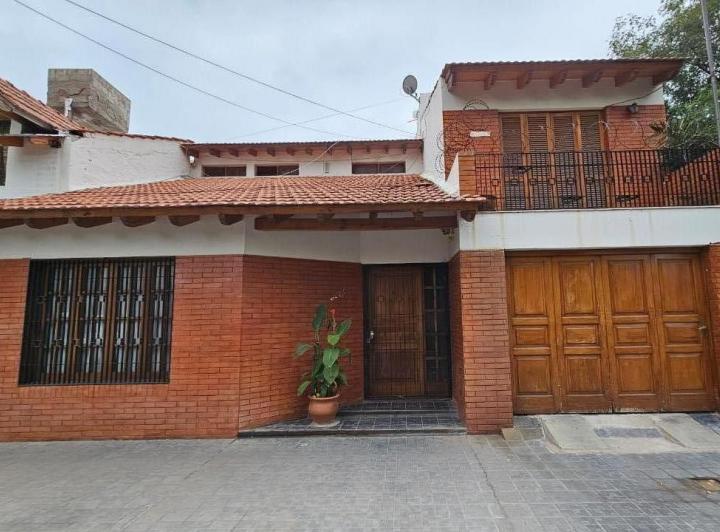 Casa · 211m² · 7 Ambientes · 3 Cocheras