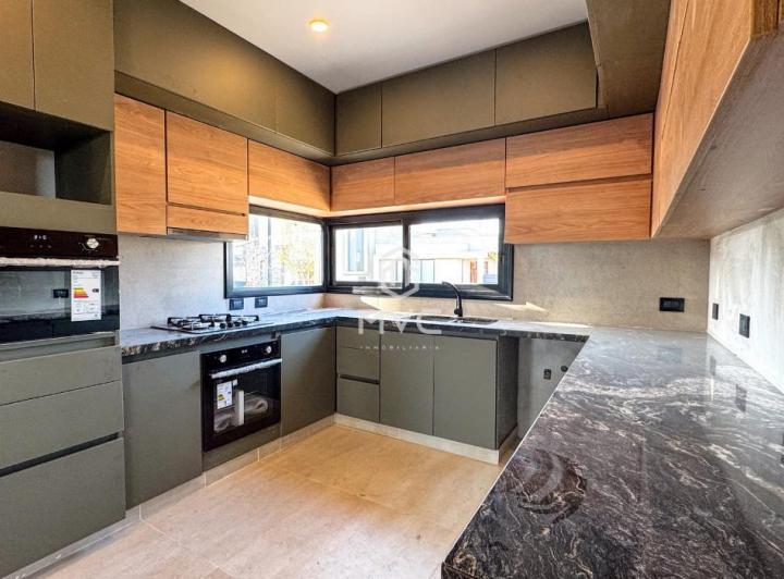 Casa · 381m² · 6 Ambientes · 1 Cochera