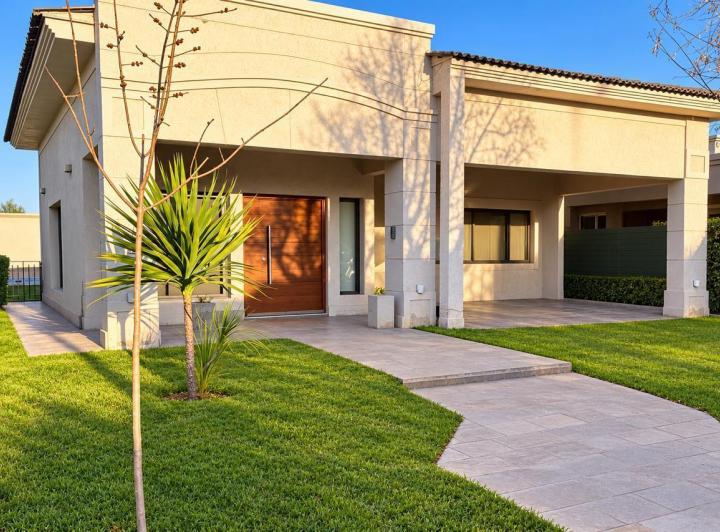 Casa · 220m² · 12 Ambientes · 2 Cocheras