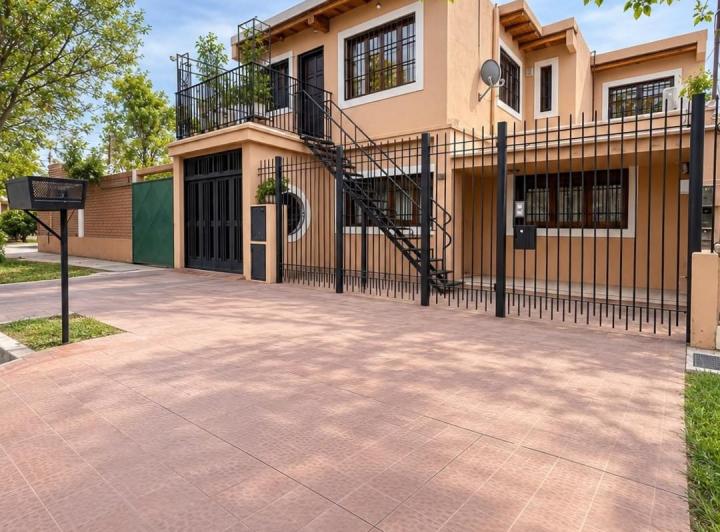 Casa · 152m² · 5 Ambientes · 2 Cocheras