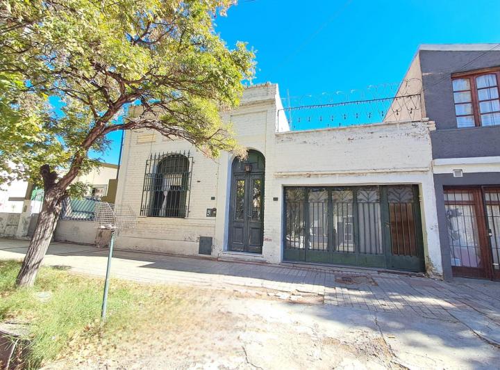 Casa · 210m² · 7 Ambientes · 1 Cochera