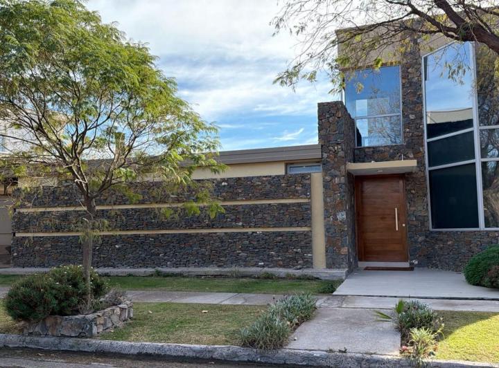 Casa · 285m² · 5 Ambientes · 3 Cocheras