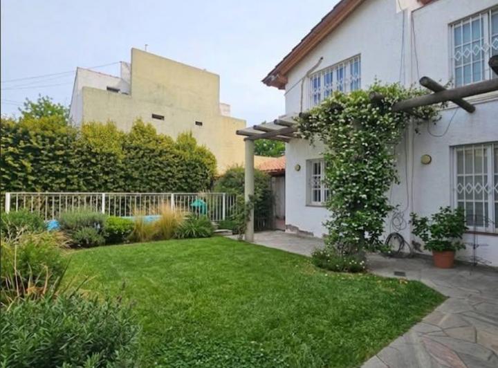 Casa · 246m² · 5 Dormitorios · 2 Cocheras